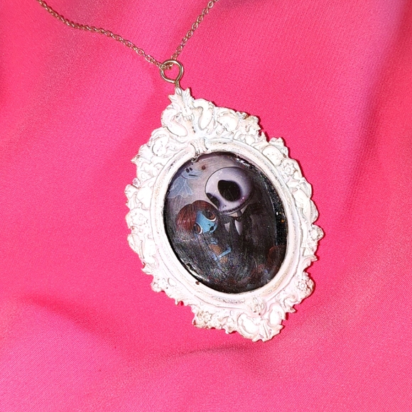 Cute! Hand crafted Jack and Sally cameo necklace - Picture 2 of 2